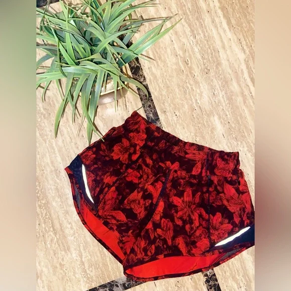 Lululemon Hotty Hot Short II 2.5” Red/Black Floral Size 2 - Picture 2 of 8